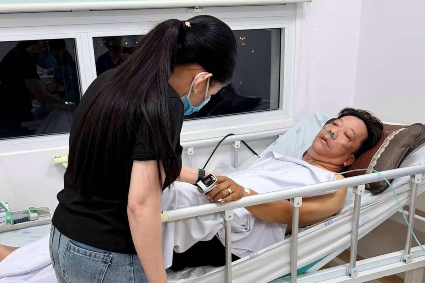 Nghe si Minh Hoa gap bien chung khi dieu tri dot quy hinh anh