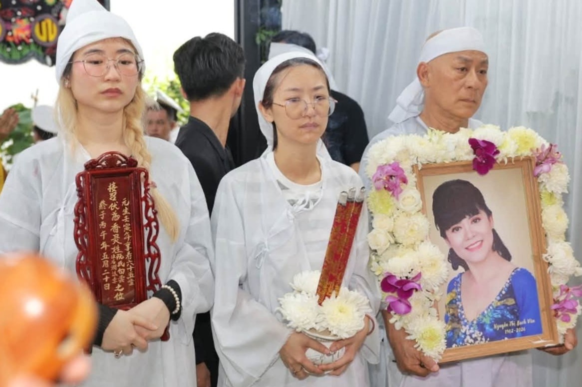 NSND Ta Minh Tam va hai con gai tien dua nghe si Bach Van hinh anh