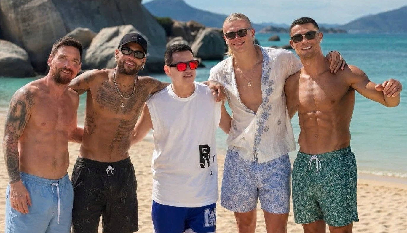 Sau Bảo Thy, đến lượt Quang Minh gây tranh luận khi đăng ảnh AI bên Ronaldo
