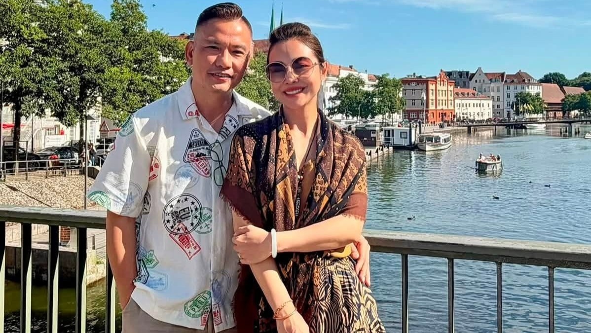 Jennifer Phạm cùng chồng con đến châu Âu