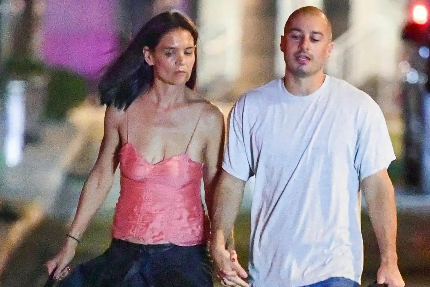 Katie Holmes ôm hôn bạn trai kém 9 tuổi
