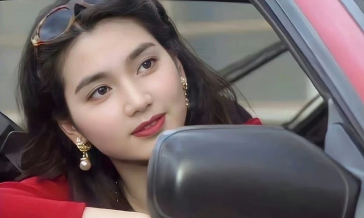 Biểu tượng sắc đẹp từng hai lần bị chồng trẻ phản bội