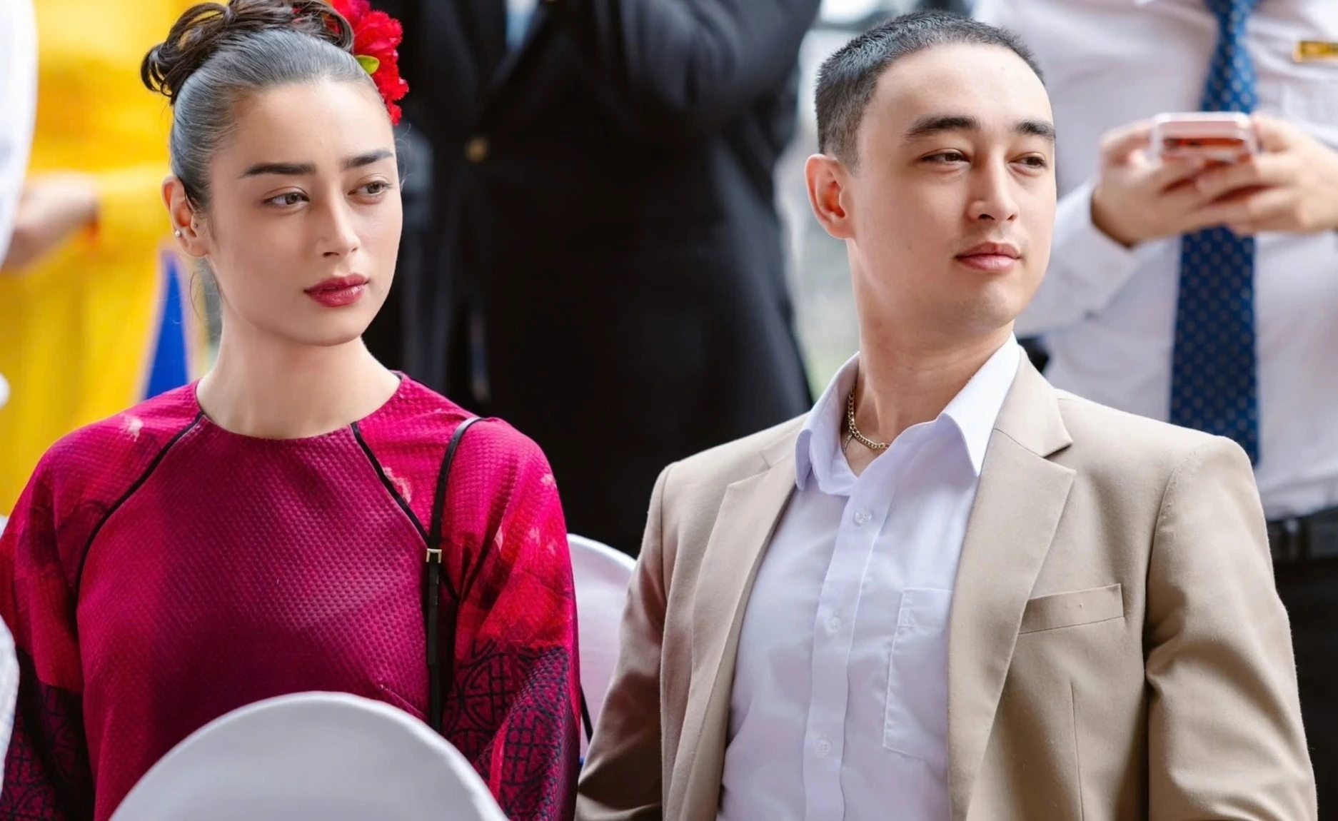 Mẹ và anh trai khóc khi 'bông hồng lai' trở thành Hoa hậu Hòa bình