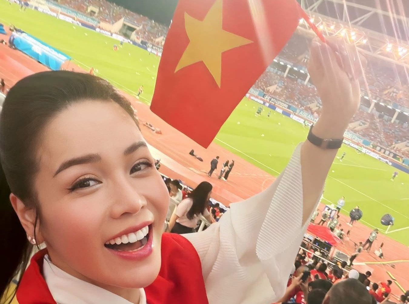 Hoàng Bách, Nhật Kim Anh ra sân Mỹ Đình cổ vũ tuyển Việt Nam