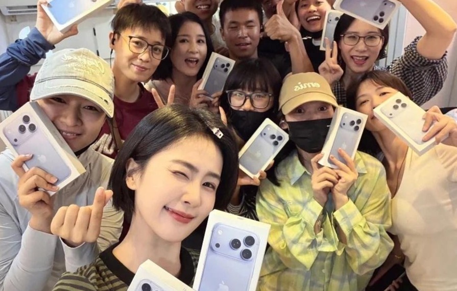 Bạch Lộc tặng iPhone 18 Pro Max cho vệ sĩ, trợ lý