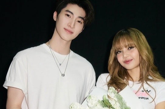 Lisa tình tứ diễn viên Thái Lan trên phố