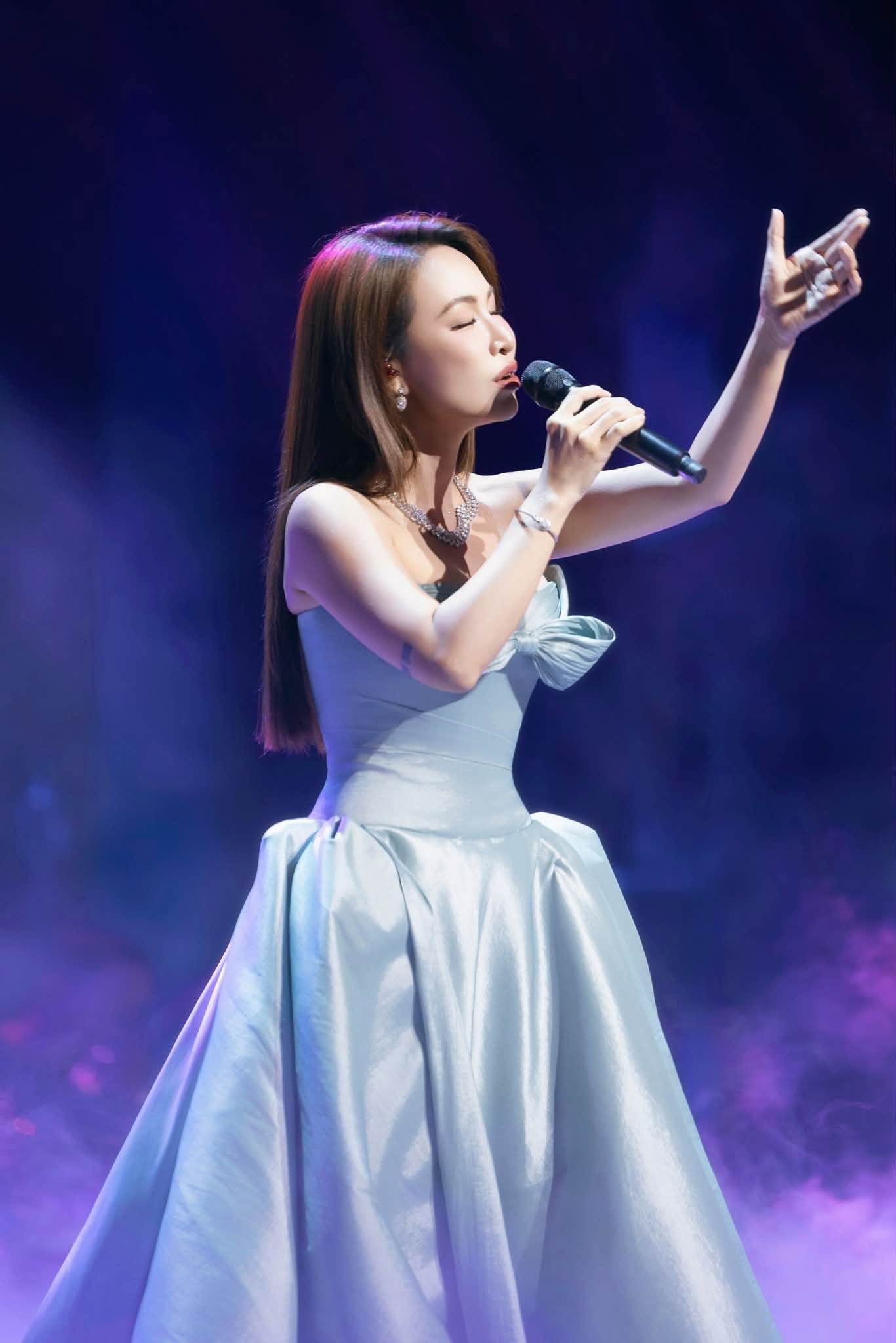 Uy&ecirc;n Linh ảnh 2