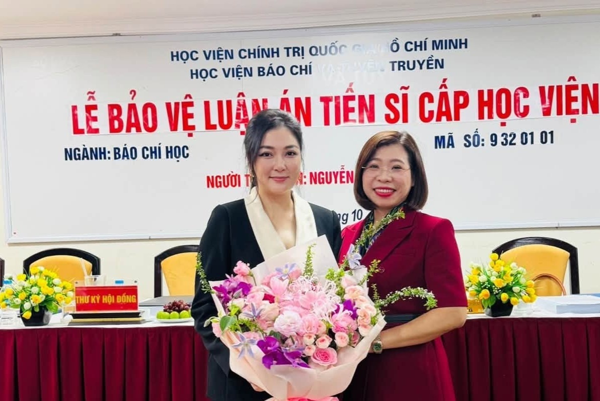 Hoa hậu Nguyễn Thị Huyền trở thành tiến sĩ ở tuổi 41