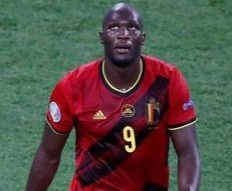 Lukaku ra dau bao Donnarumma im mieng hinh anh