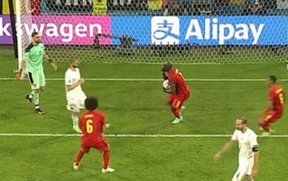 Lukaku ra dau im lang sau khi ghi ban anh 1