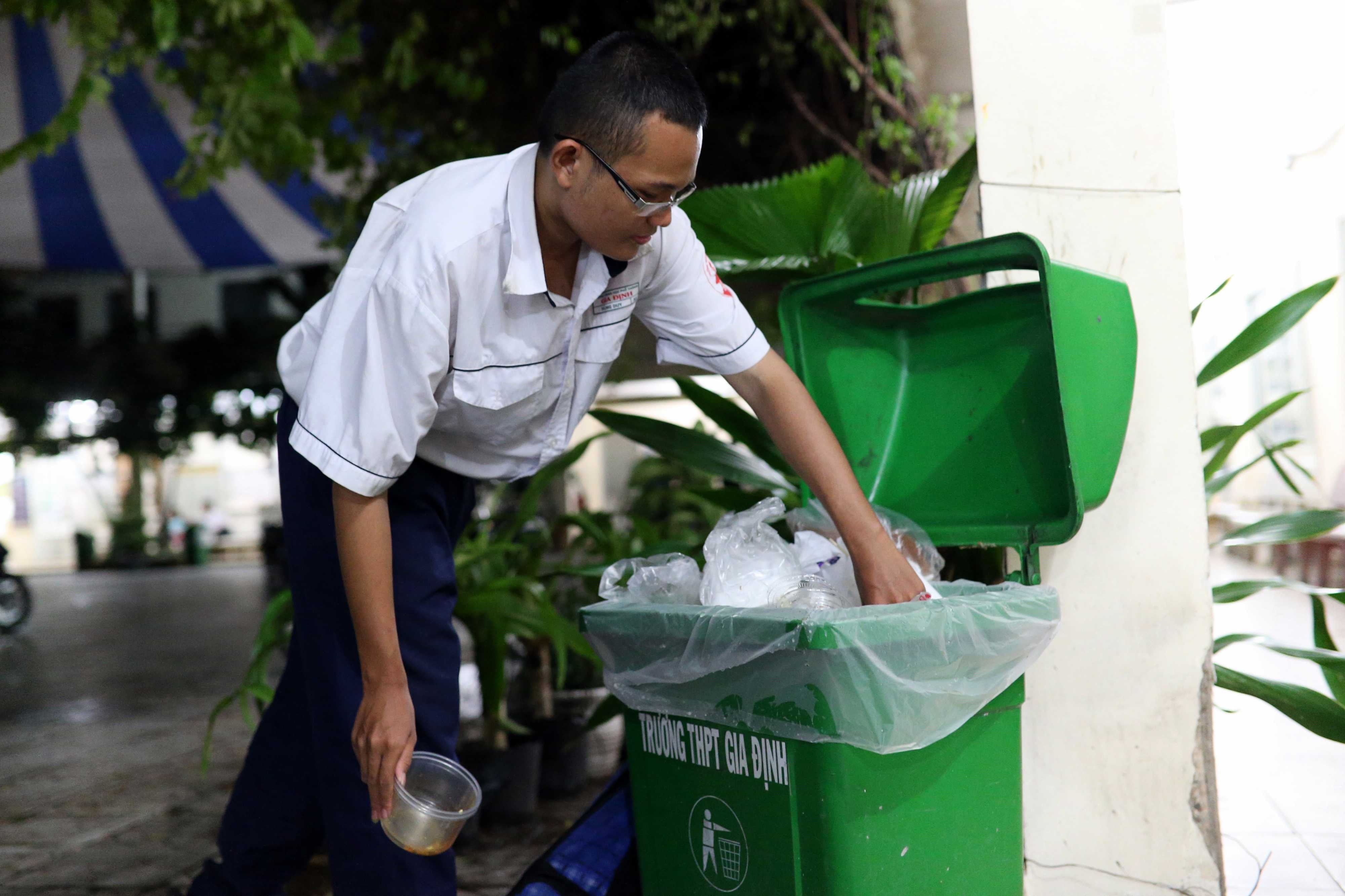 Nam sinh nhat ve chai dat 27,7 diem: Em muon co viec lam de nuoi me hinh anh