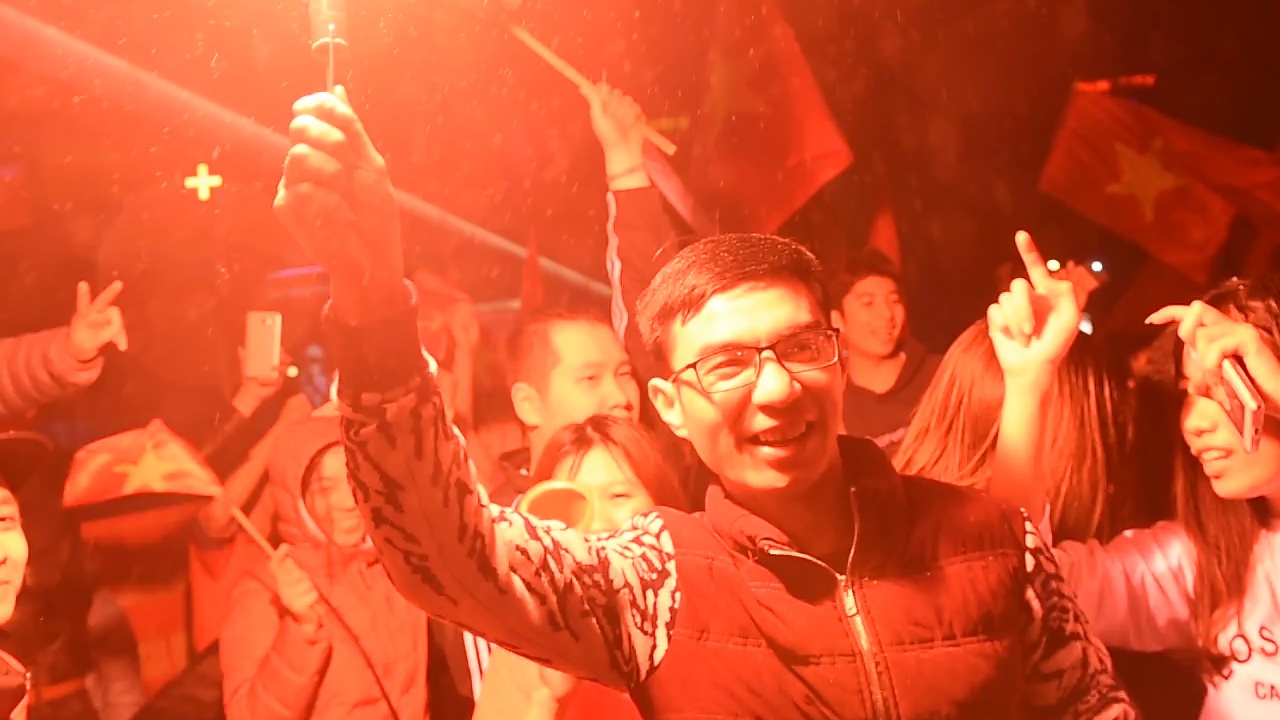 Nguoi Ha Noi dot phao sang an mung hinh anh