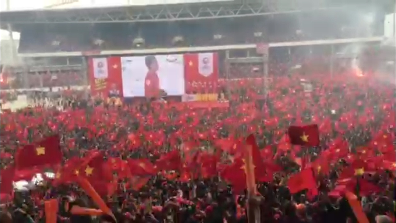 My Dinh vo oa trong cam xuc khi Quang Hai ghi ban hinh anh