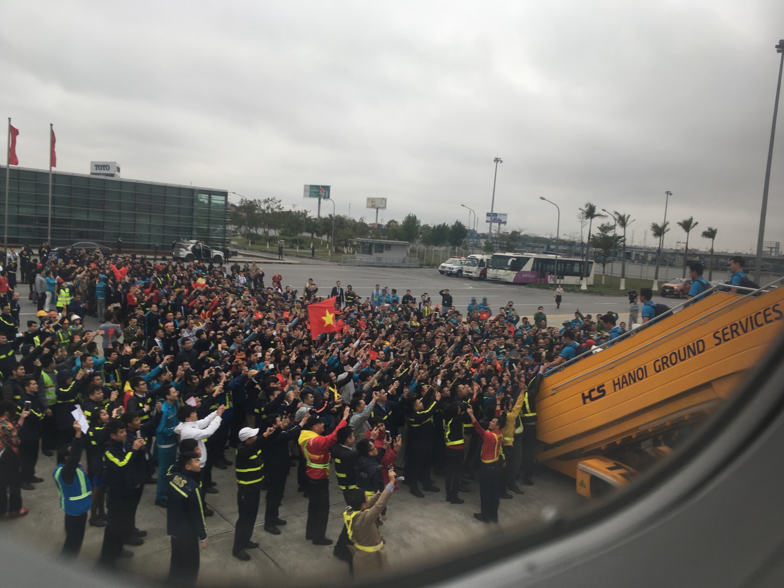 Nguoi ham mo ho reo khi U23 Viet Nam buoc ra tu may bay hinh anh
