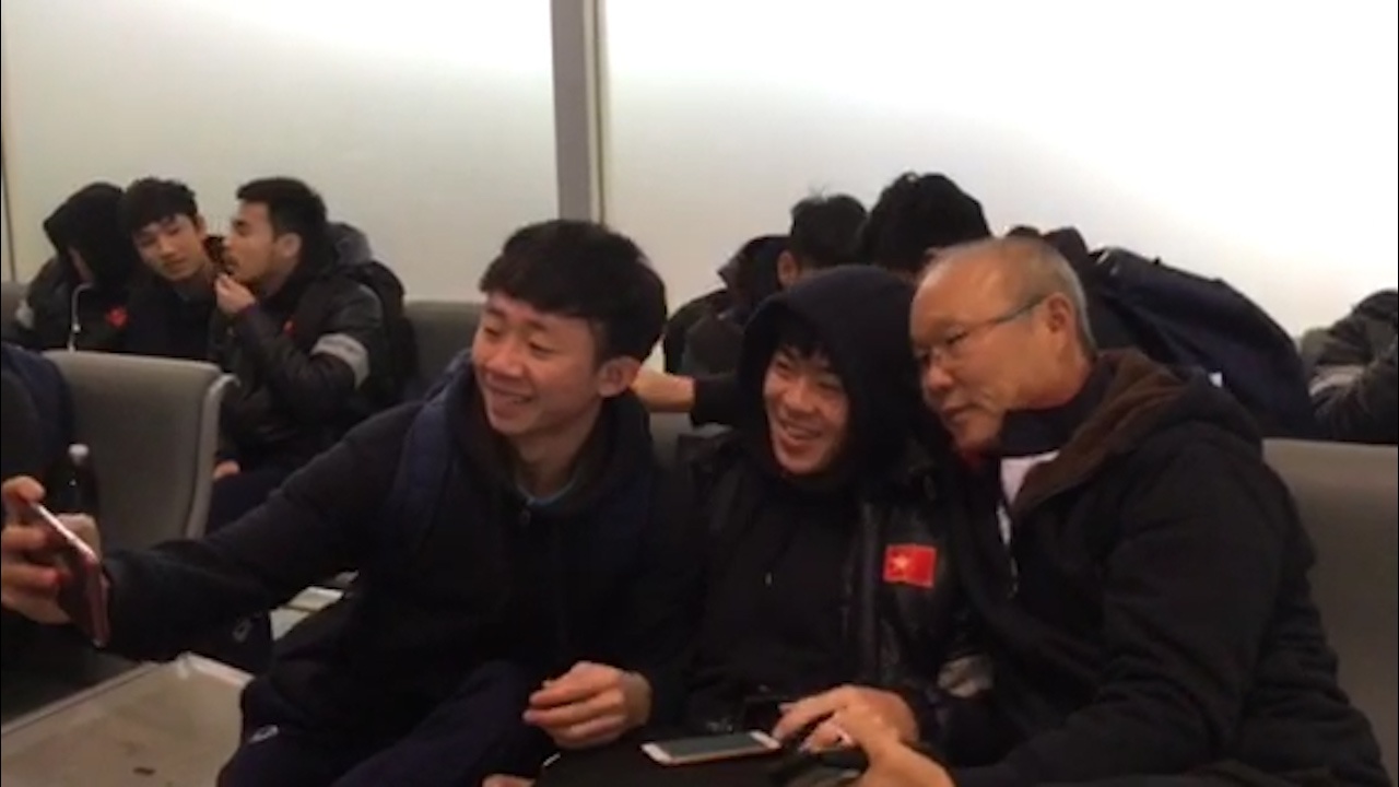 U23 Viet Nam len may bay ve Ha Noi hinh anh