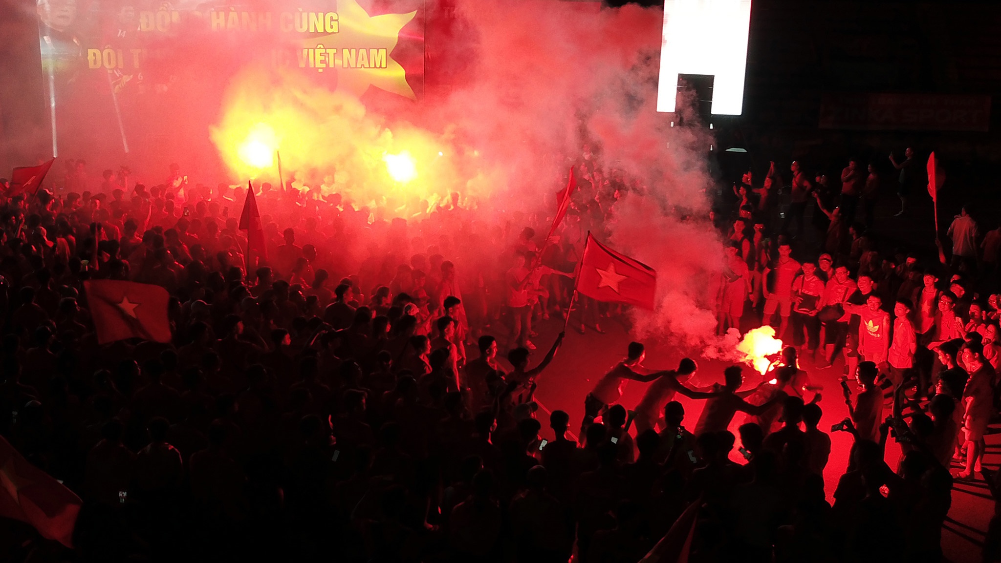 Nuoc mat, nu cuoi cua nguoi ham mo voi Olympic Viet Nam hinh anh