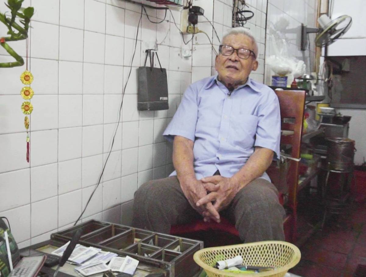 Ong lao 70 nam tu Ha Noi vao Sai Gon ban pho hinh anh