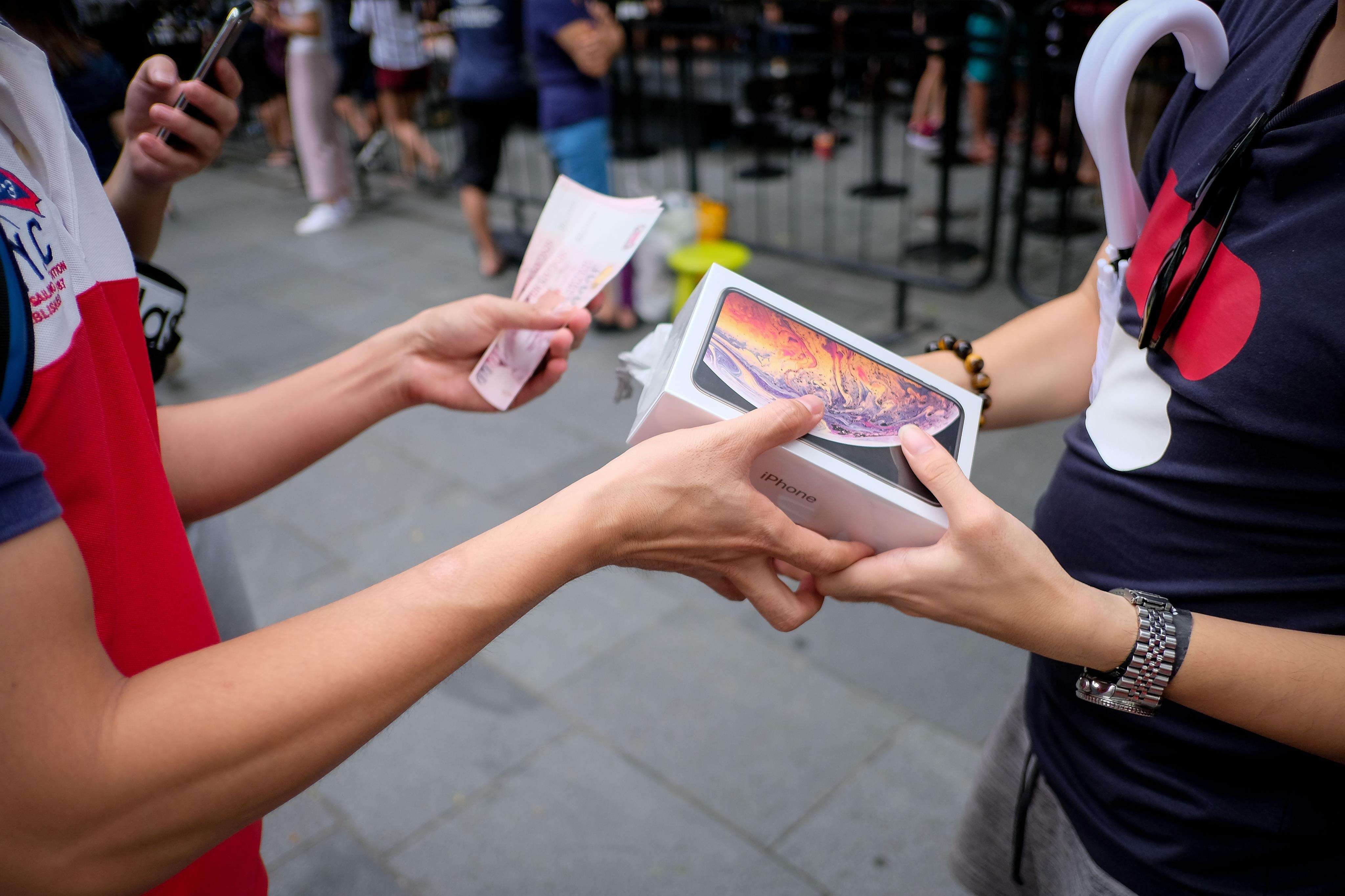 iPhone e am, lai buon ban thao tai Apple Store Singapore hinh anh