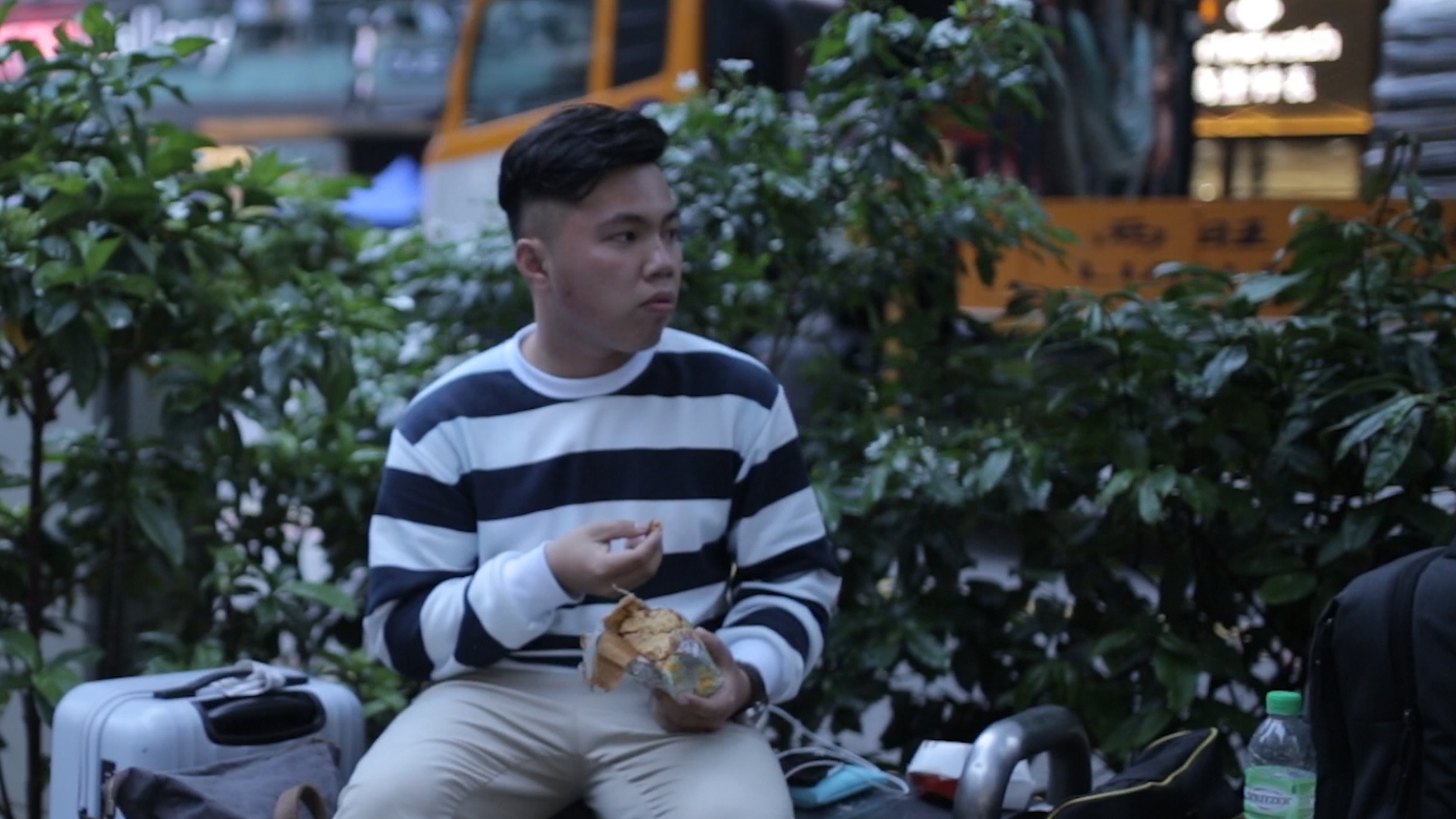 'De duoc di Singapore, toi chap nhan xep hang mua iPhone khong cong' hinh anh