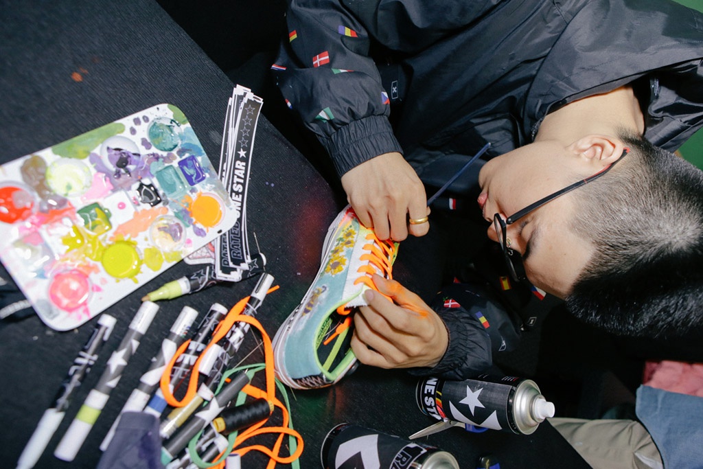 Nghe bien hoa cho nhung doi giay nghin USD o Sai Gon hinh anh