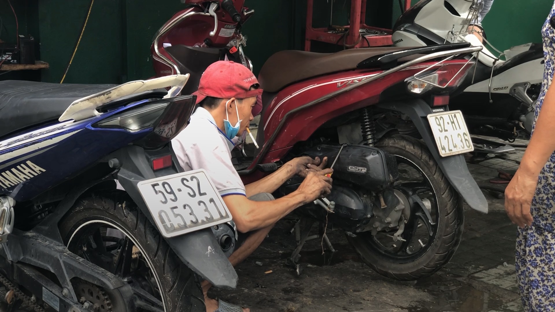 Nguoi Sai Gon ngu khach san qua dem, sang dat xe di sua hinh anh