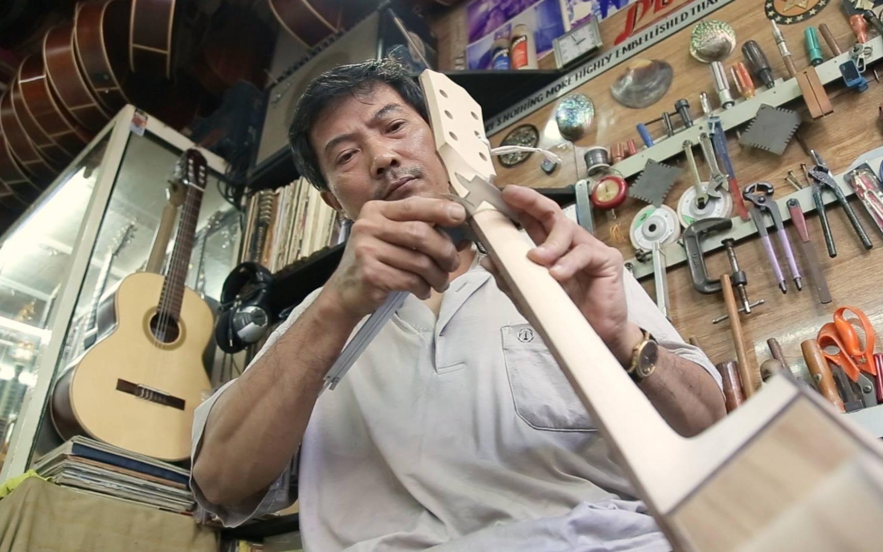 Nguoi hon 30 nam dong guitar tren pho dan o Sai Gon hinh anh