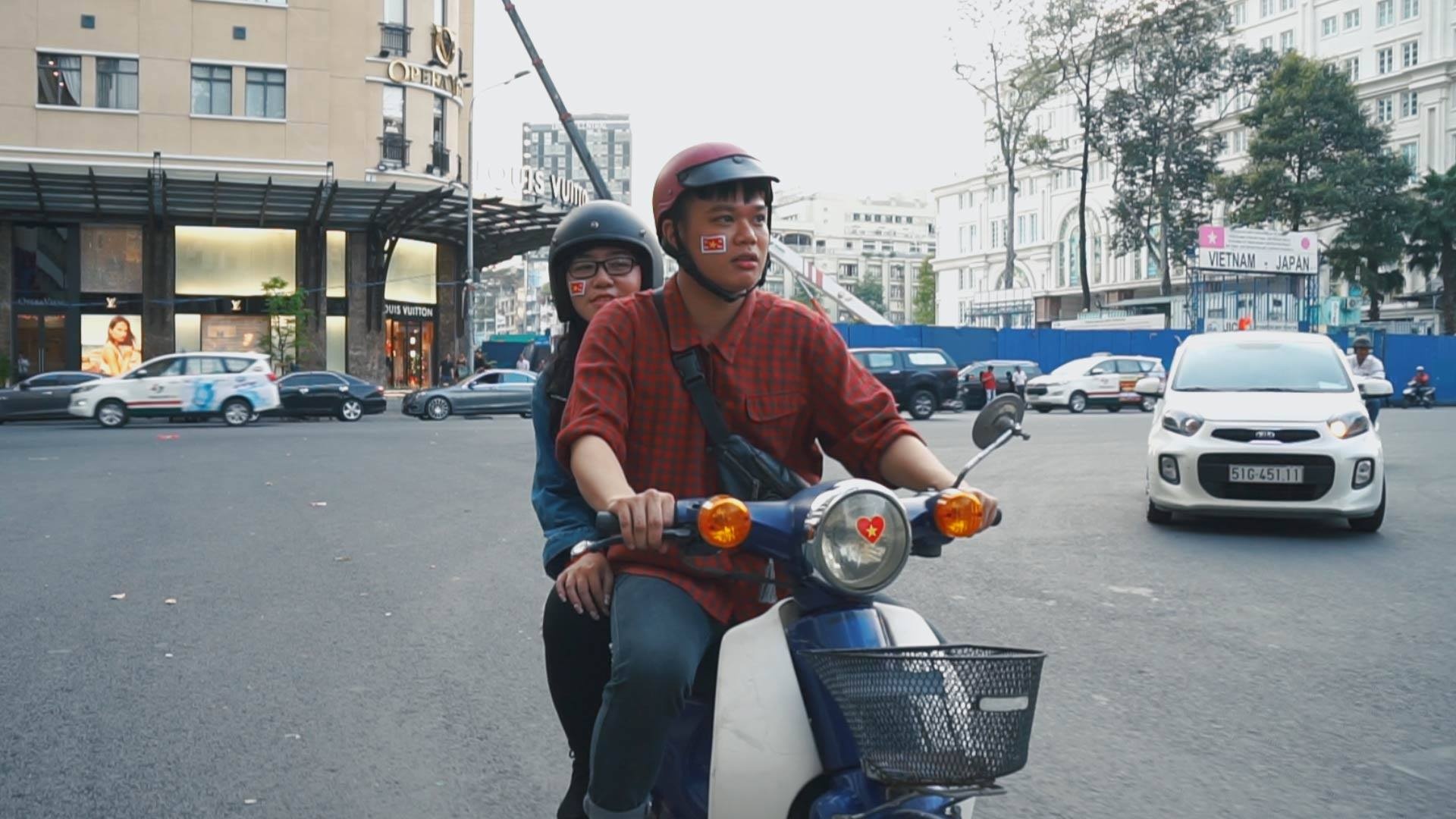 An gi quanh pho di bo Nguyen Hue hinh anh