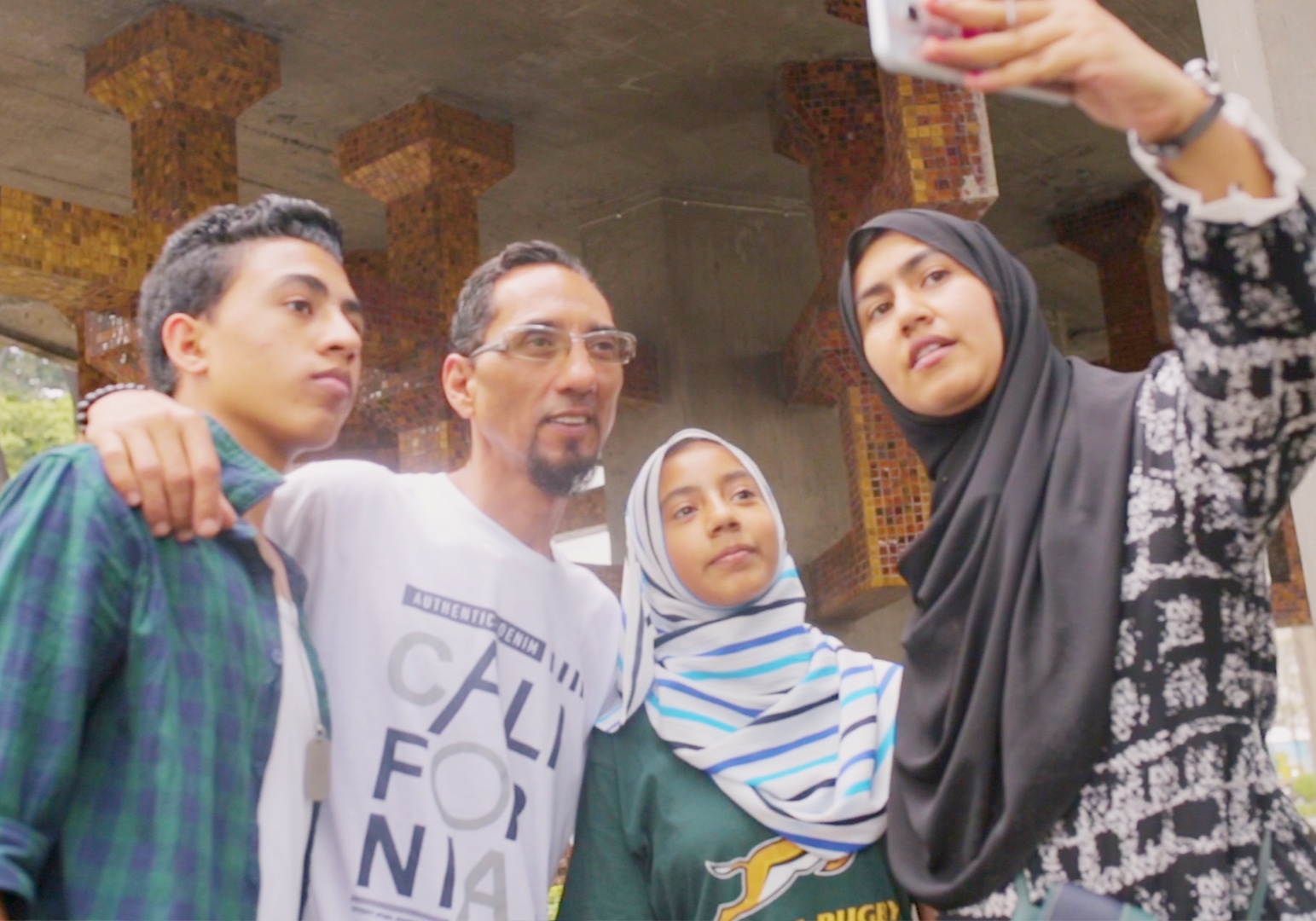 Gia dinh Nam Phi khong cho con den truong, di nhieu nuoc de hoc hoi hinh anh