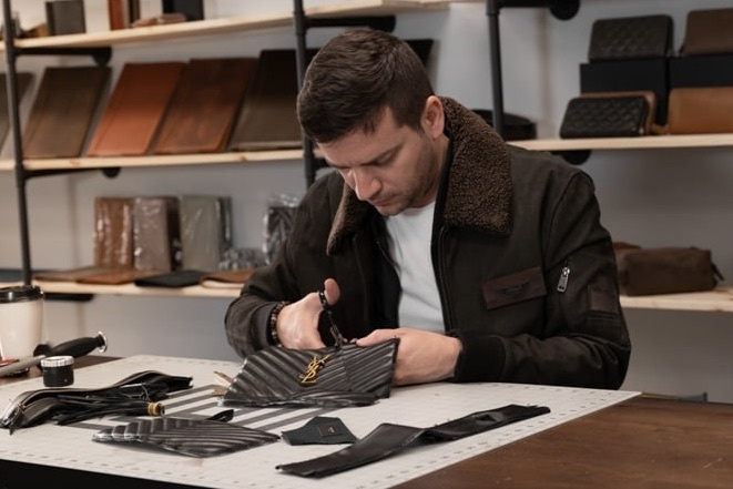 TikToker chuyen pha huy tui xach Louis Vuitton, Prada hinh anh