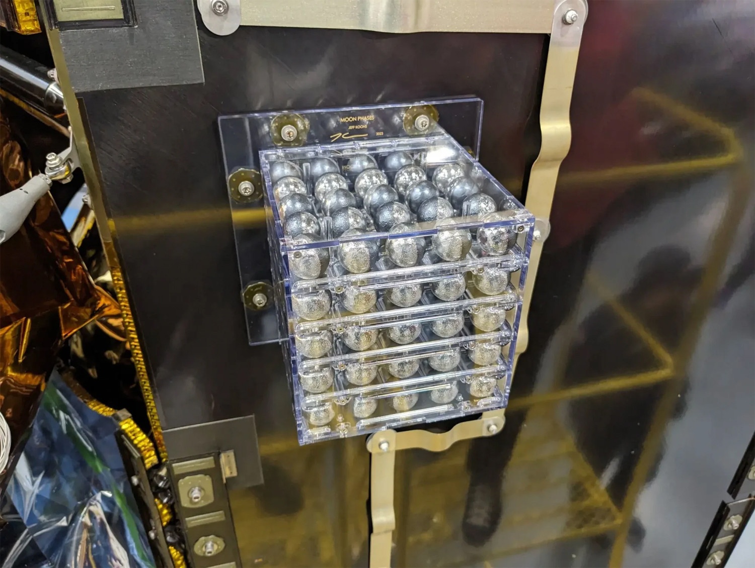 Odysseus,  Moon Phases,  Jeff Koons,  NASA,  tac pham nghe thuat,  tau vu tru,  mat trang,  am lich hom nay anh 1