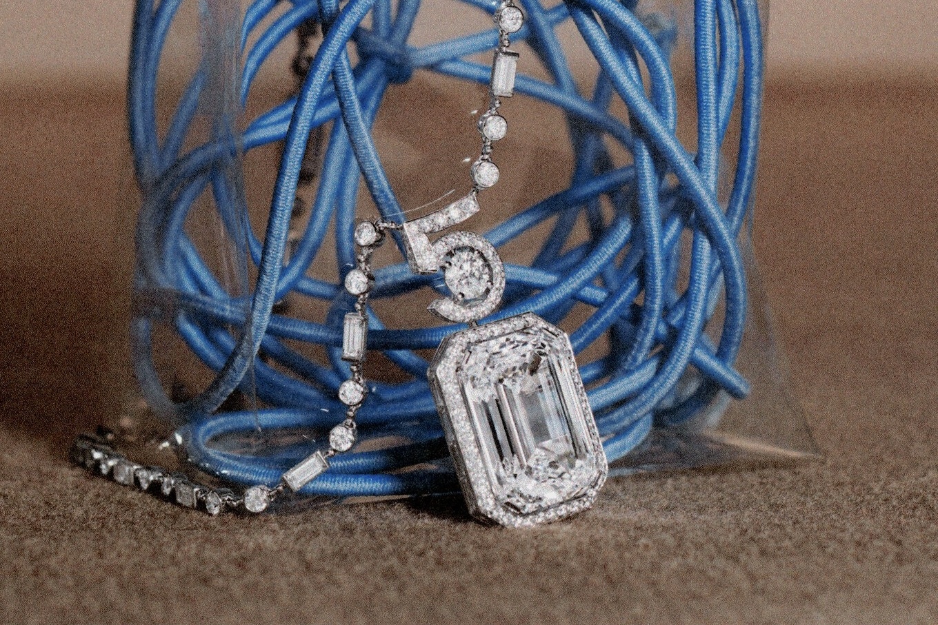 Chanel bien chai nuoc hoa huyen thoai thanh vong co kim cuong hinh anh