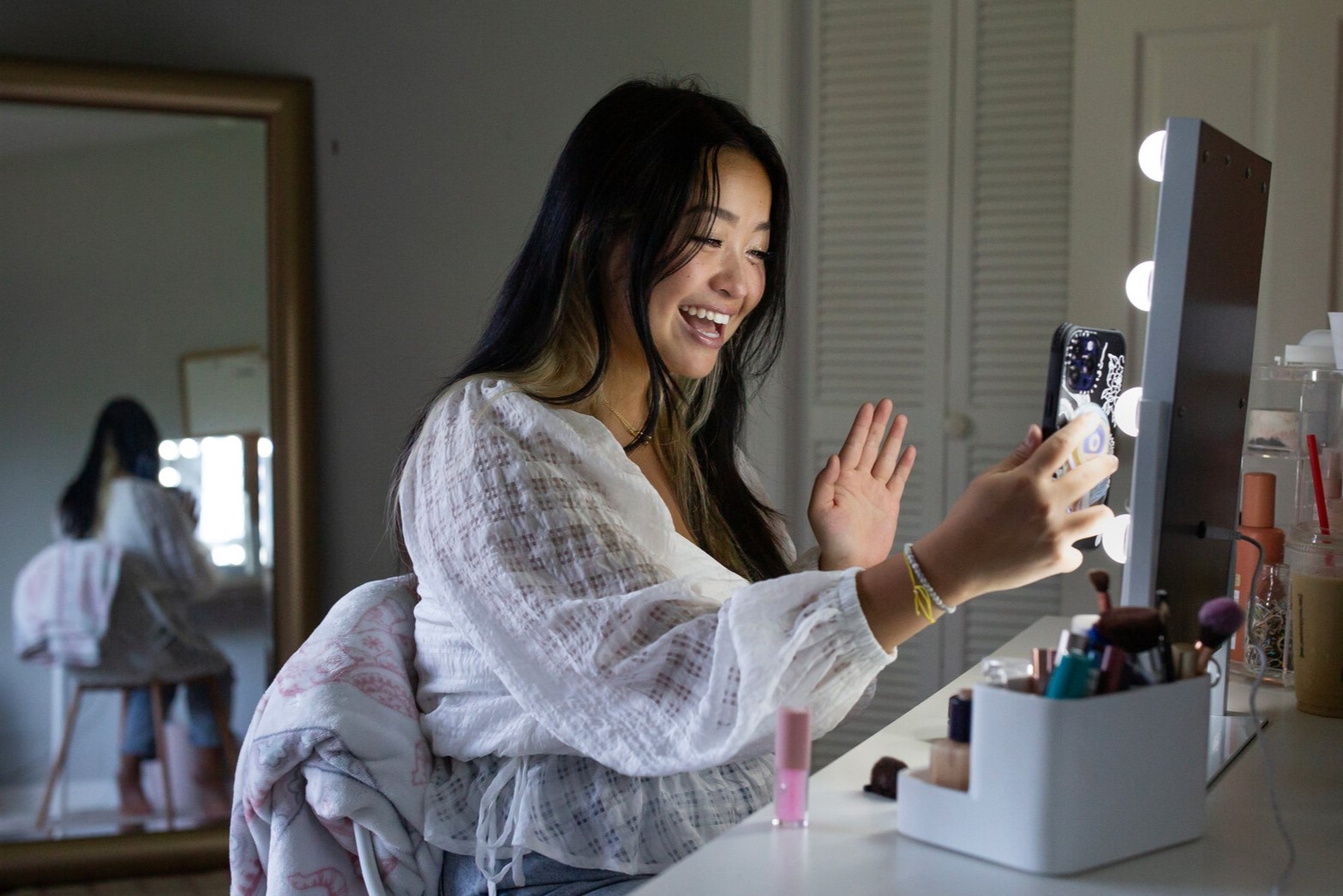 Cai gia cua viec than het tien tren TikTok hinh anh