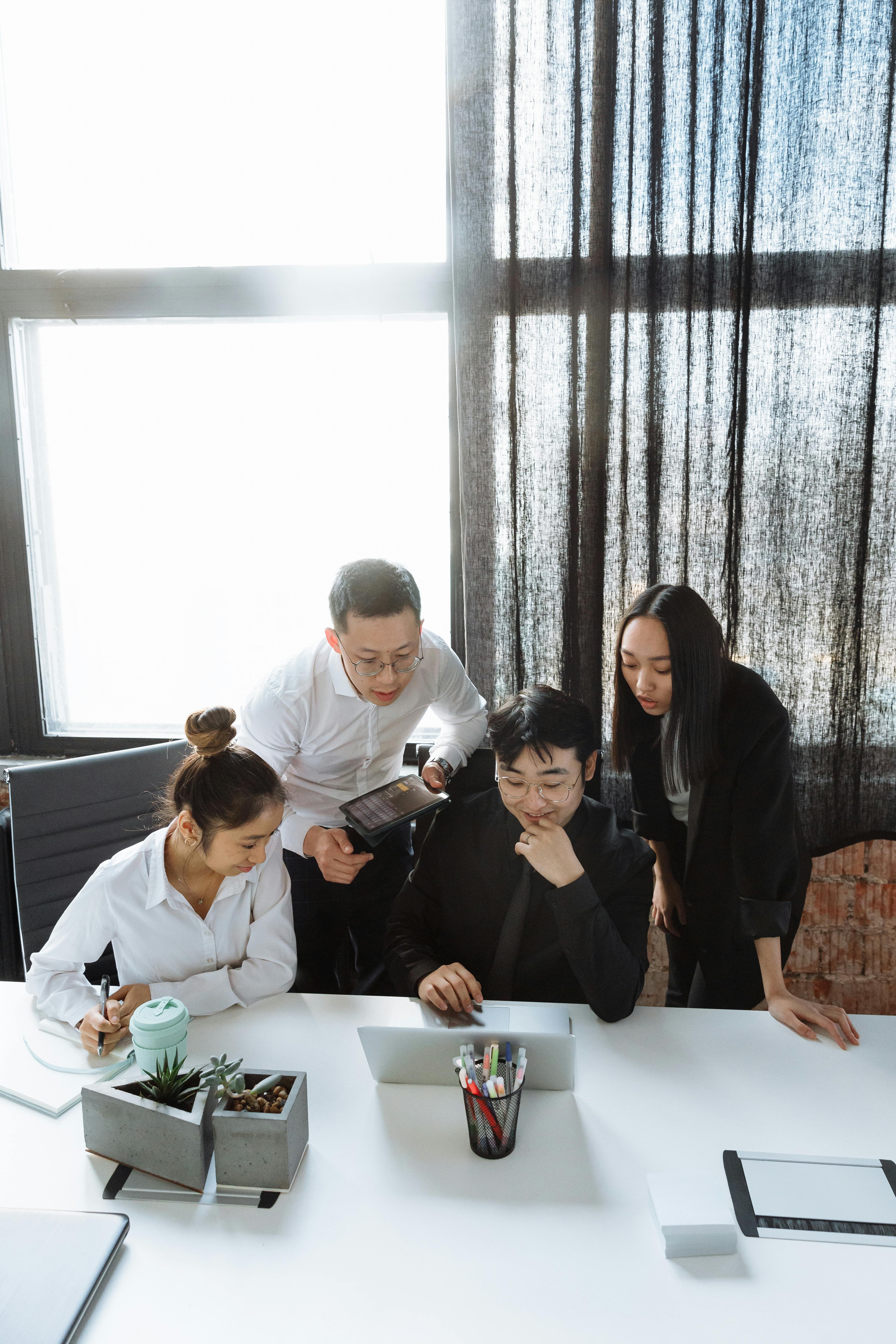 cuoc hop sang,  lich hop sang,  hop luc 8h,  nhan vien van phong,  co con trang la,  thoi quen sinh hoat anh 10