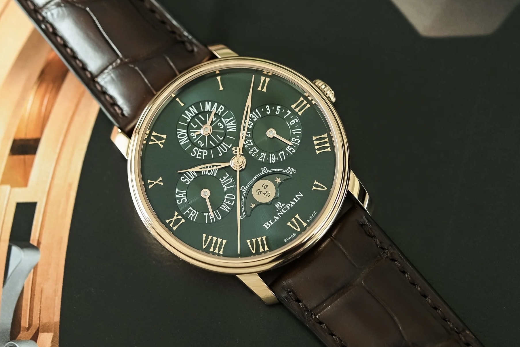 On Wrist: Dong ho xa xi lam tu da thien thach 4,5 ty nam tuoi hinh anh