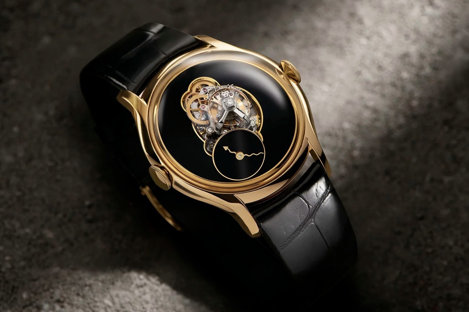 On Wrist: Dong ho xa xi bang vang chiem song hinh anh