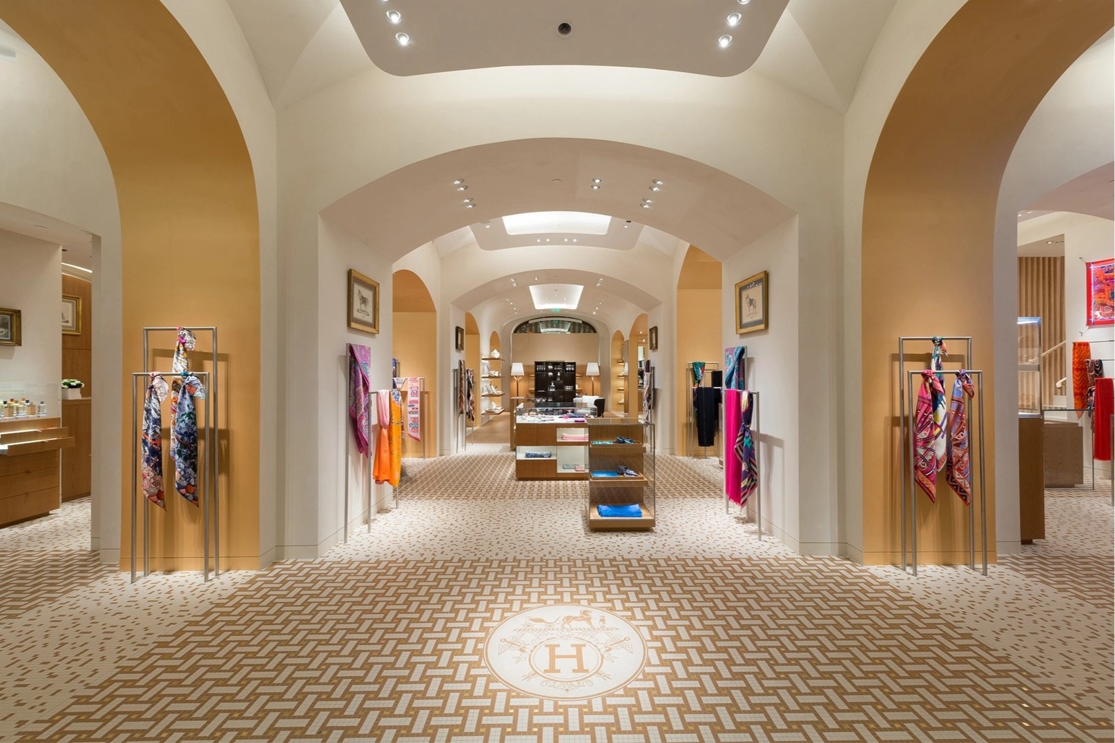 thi truong Nga,  Nga - Ukraine,  Hermes,  Fendi anh 1