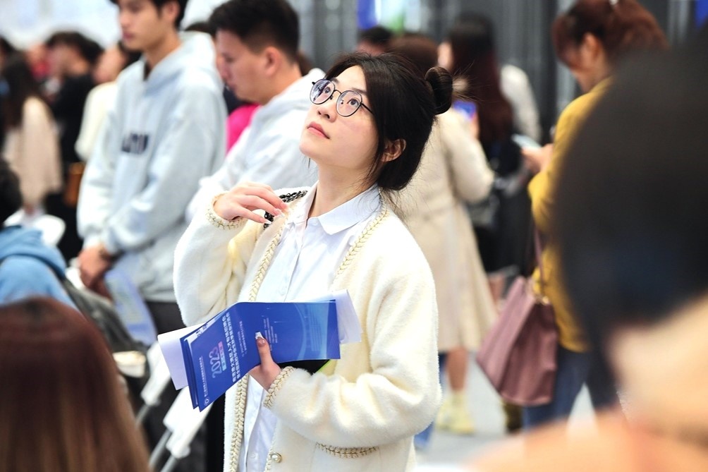 Su bien mat cua muc luong trieu USD tai Trung Quoc hinh anh