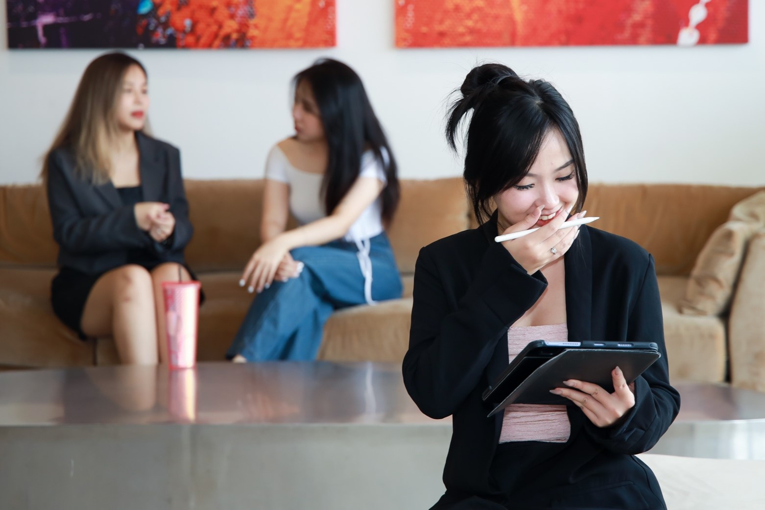 Ly do cong ty can nhan vien hai huoc hinh anh