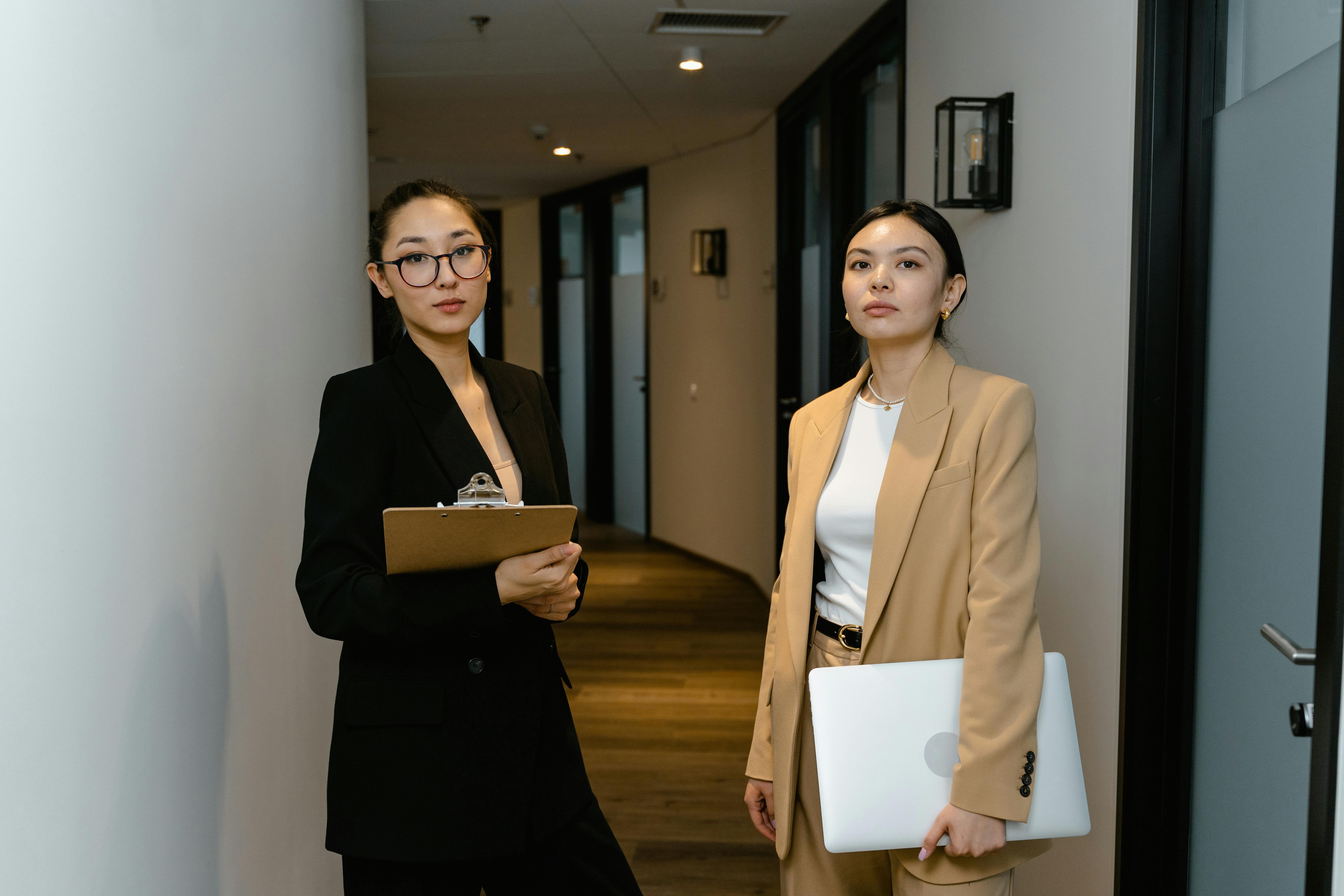 nhan vien hai huoc,  hormone hanh phuc,  nhan vien vo tri,  lam viec tu xa,  dan van phong anh 1