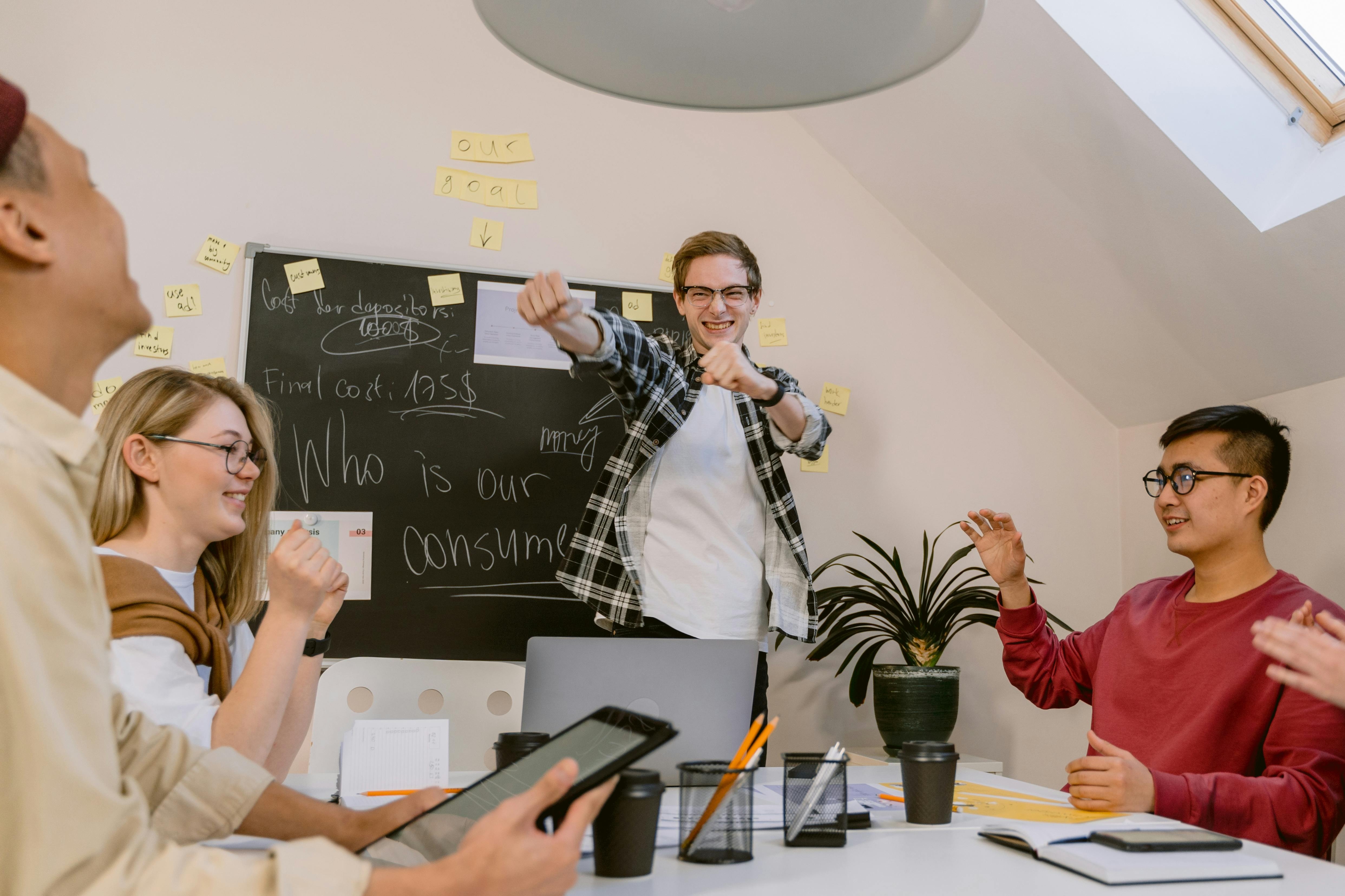 nhân viên hài hước, hormone hạnh phúc, nhân viên vô tri, làm việc từ xa, dân văn phòng ảnh 2 nhan vien hai huoc, hormone hanh phuc, nhan vien vo tri, lam viec tu xa, dan van phong anh 2