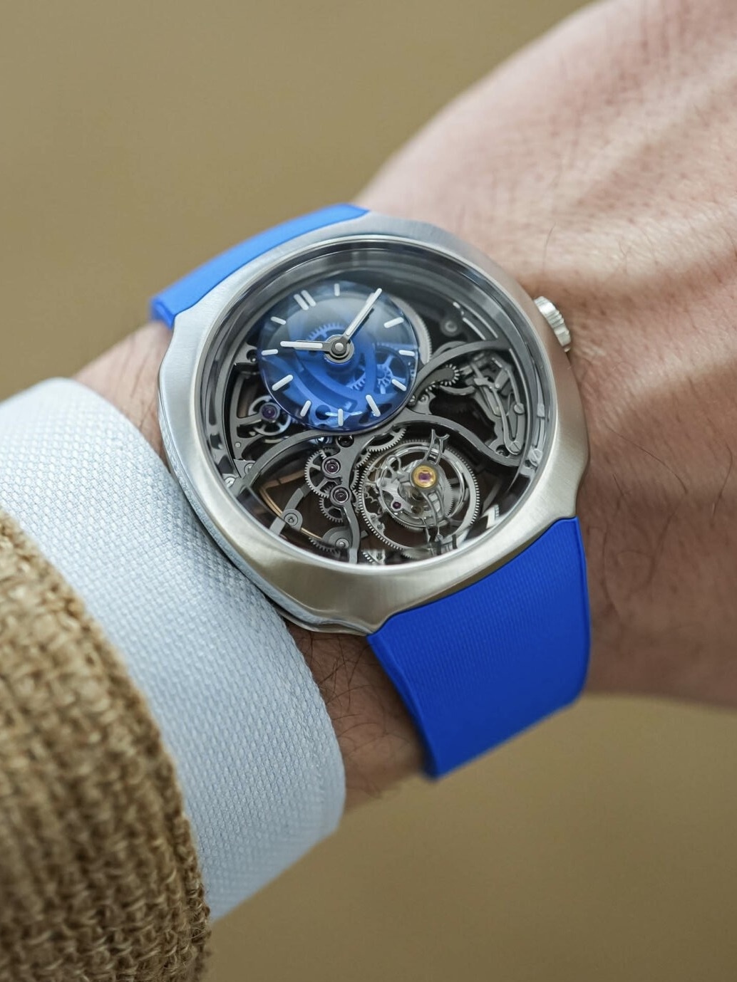 On Wrist,  H. Moser & Cie,  Znews,  dong ho Thuy Si,  dong ho xa xi,  dong ho the thao anh 3