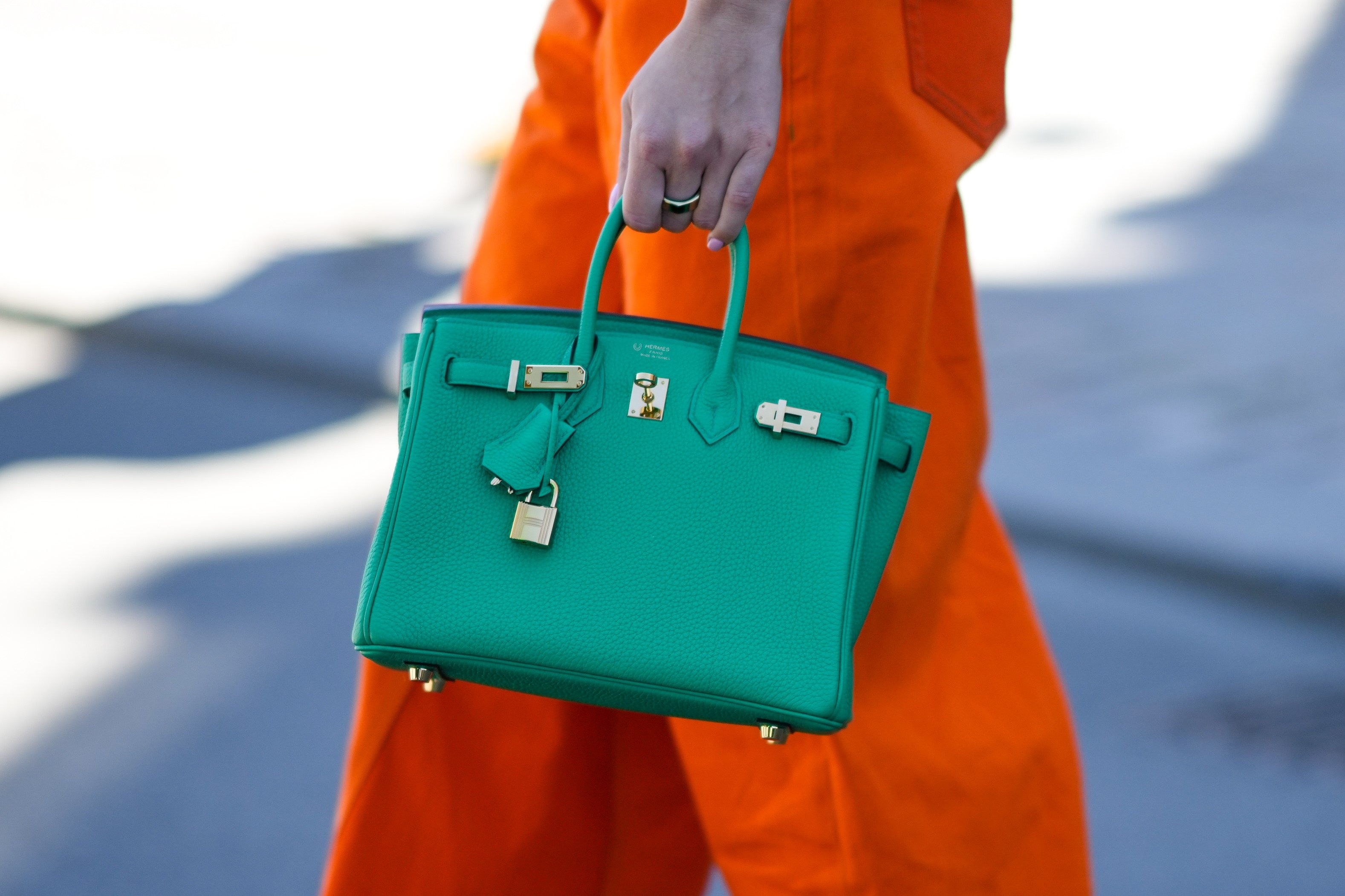 Trom 60 tui xach tri gia 1,8 trieu USD chi trong 43 giay hinh anh