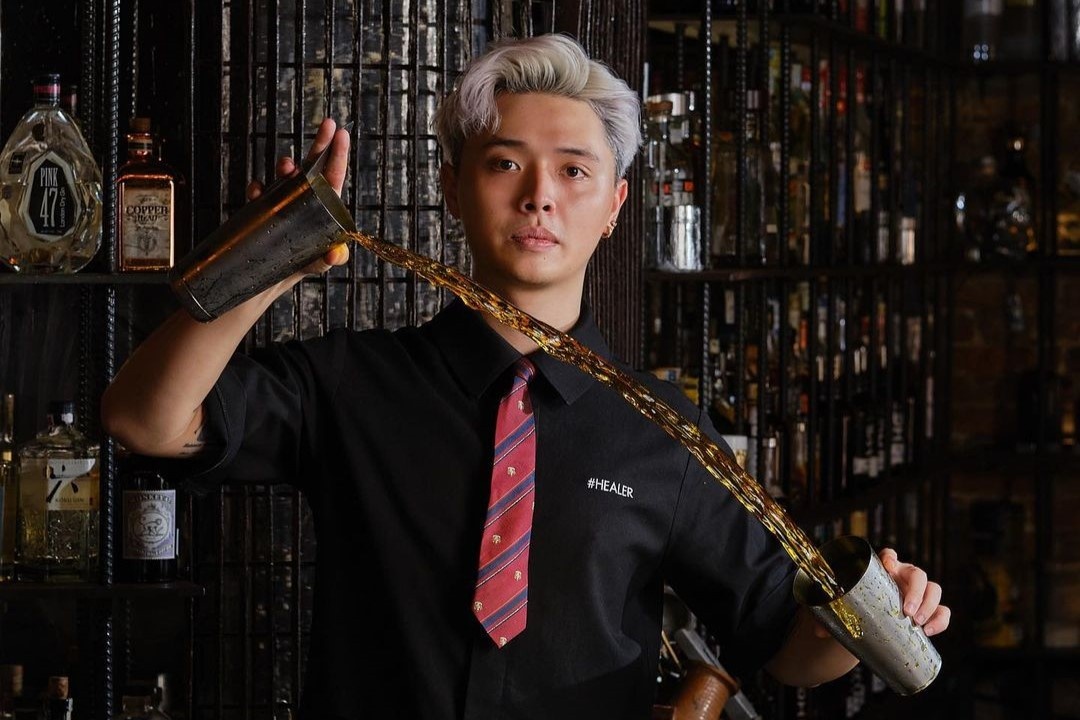 Tu bartender khong biet tieng Anh den khach moi duoc san don quoc te hinh anh