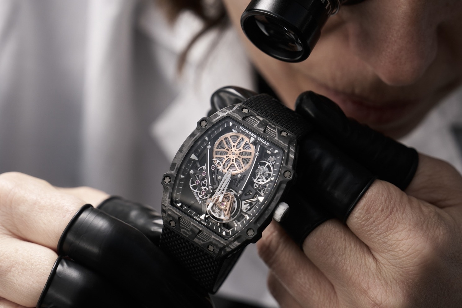 Dong ho hon 1 trieu USD sieu nhe, chi 11,5 g hinh anh