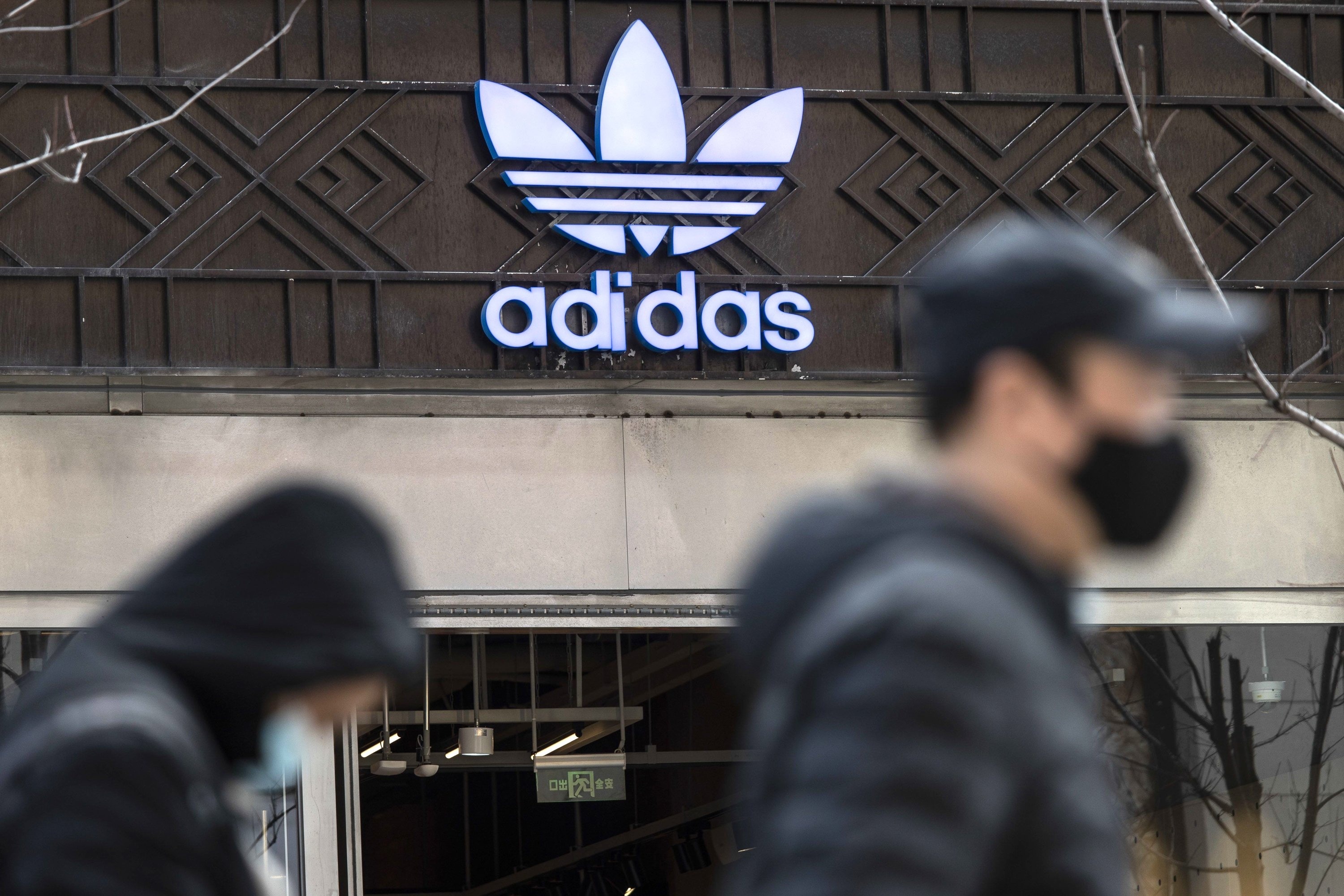 CEO adidas Trung Quoc bi to tham nhung hang trieu USD hinh anh