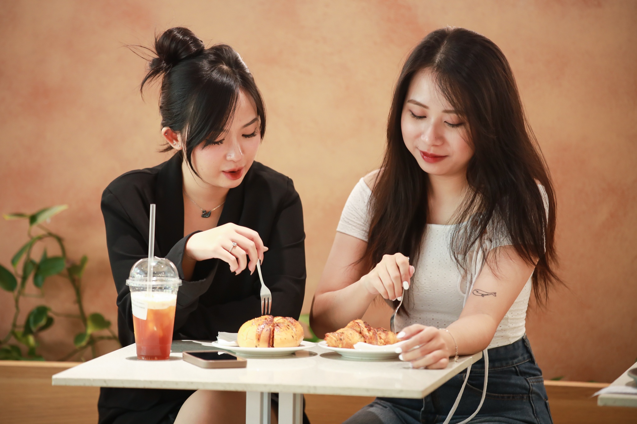 Quan chay TP.HCM, Ha Noi kin cho ngay ram, hut khach duoi 25 tuoi hinh anh