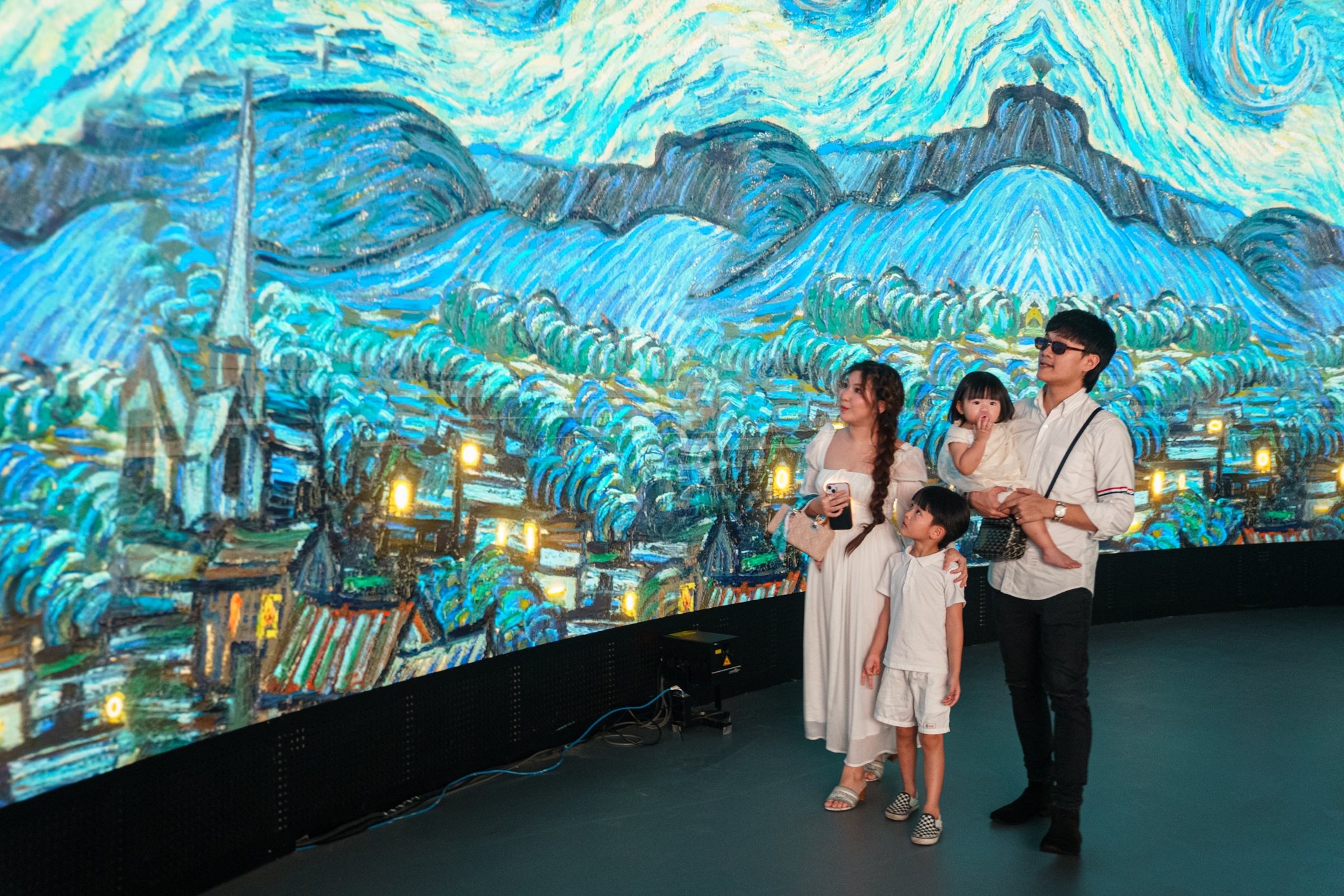 Van Gogh,  Monet,  trien lam nghe thuat,  Art Lighting Experience,  Water Lilies,  Starry Night,  Claude Monet,  trien lam TPHCM,  gia ve trien lam,  Van Gogh Gigamall, Van Gogh & Monet Art, anh 3