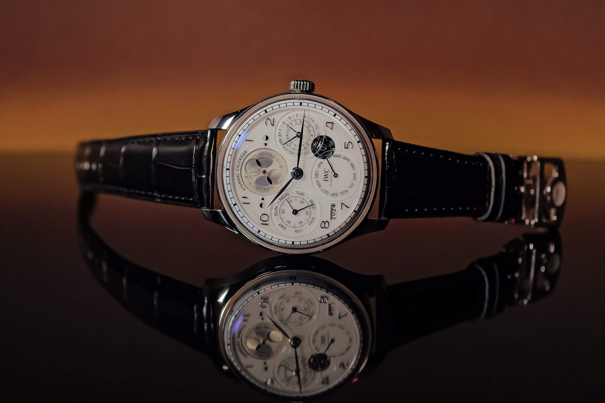 moonphase,  Watches and Wonders,  IWC,  Moonswatch,  lich tuan trang,  dong ho xa xi,  dong ho moonphase,  ken nguoi dung,  znews anh 1