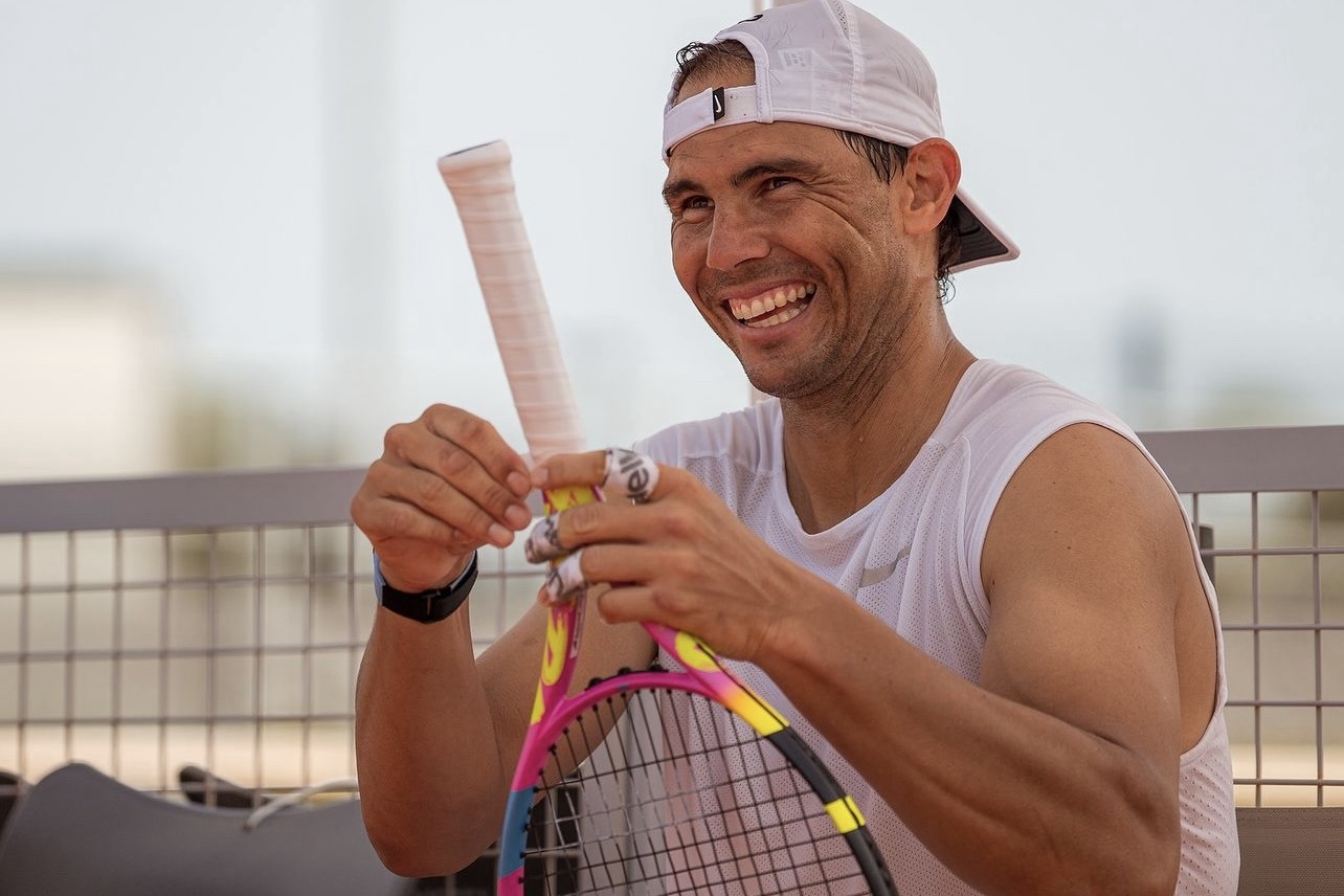 Rafael Nadal va 9 tay vot co trang phuc ra san dat nhat hinh anh