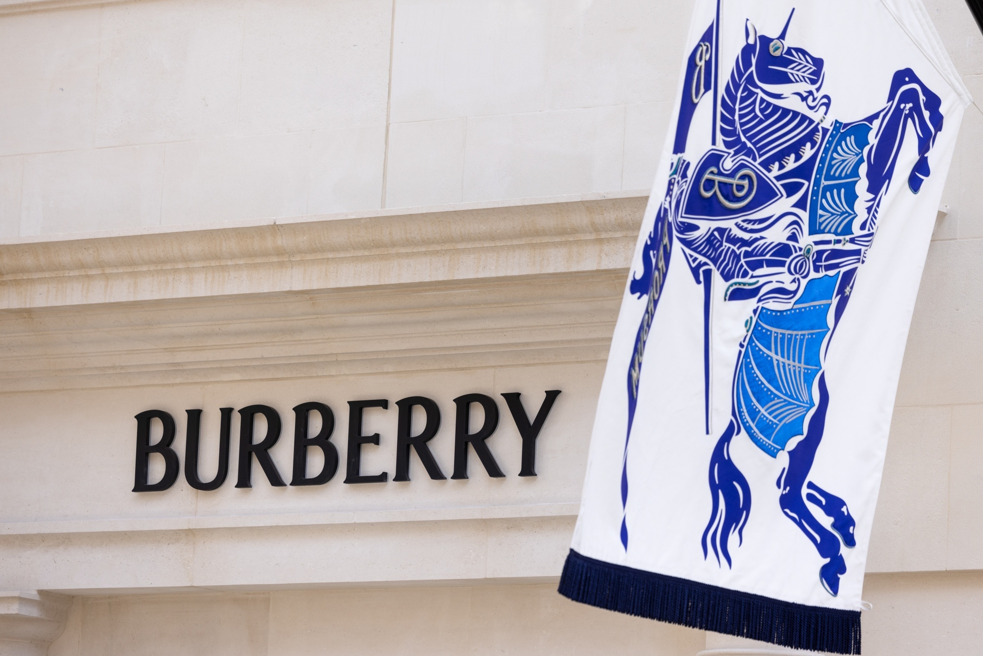Burberry thay CEO giua con bao suy thoai hinh anh